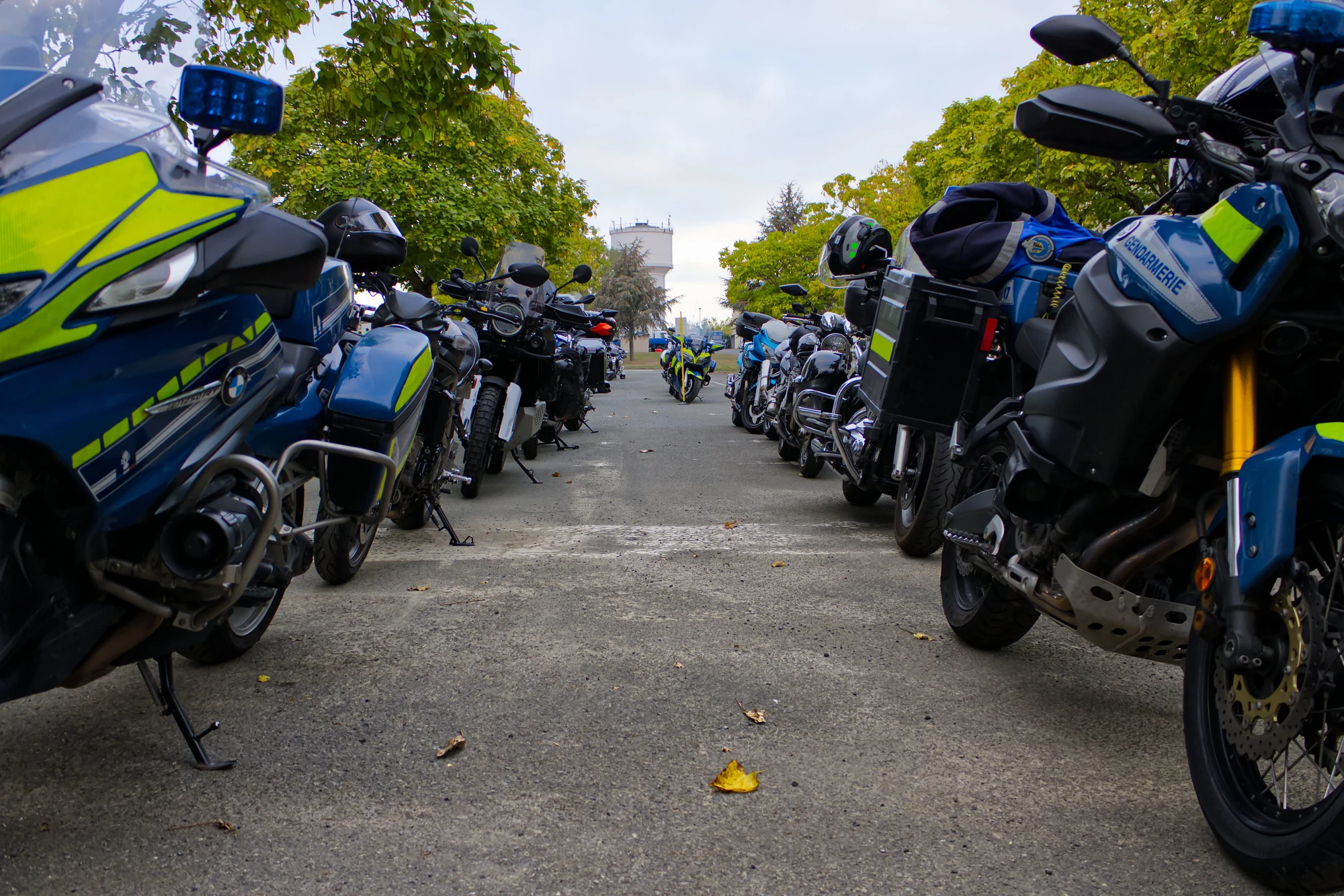 Deux rangées de motos, dont celles de la gendarmerie, lors de la journée Trajectoire en Mayenne