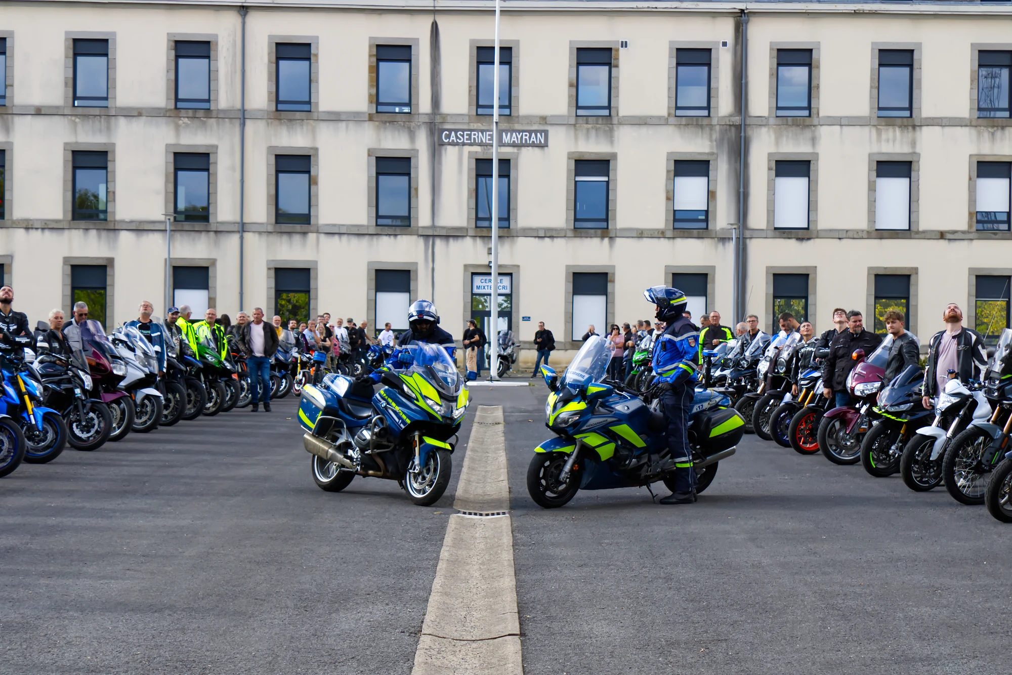 Rassemblement de motards et de gendarmes devant la caserne Mayran, lors de la journée Trajectoire en Mayenne